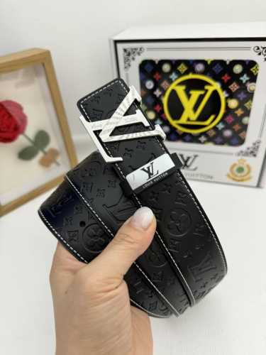 品名：Lv..路易..威登原单 材质：原单牛皮腰带 百分百头层牛皮腰带保证真皮，24K纯钢扣，专柜原单品质、做工精细，时尚大牌，送人自用首选 包装： 请认准如图