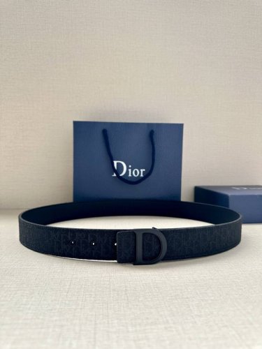 宽度3.5Cm 这款 Dior Charm 腰带扣是夏季男装系列新品，采用不锈钢真空电镀菱饰面精心设计，重新演绎经典的 Dior 标志。可与各式 35 毫米腰带