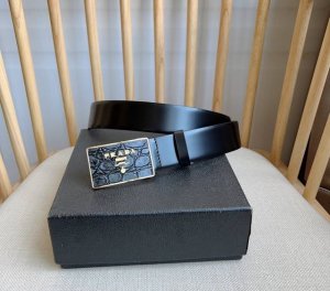 特 Prada 普拉达 专柜最新款 这款简约的腰带饰以新颖的混合图案 Saffiano皮革优雅的交叉平行线阴影图案与鳄鱼皮的精美纹理之间 彰显饱满的同色设计 标