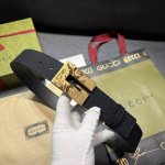 古奇 宽4.0Cm 新款 各式百搭单品继续为Gucci 早春系列添姿加彩。这款黑色腰带以Gg橡胶效果皮革匠心打造，配以方形腰带扣，为日常造型注入别样魅力