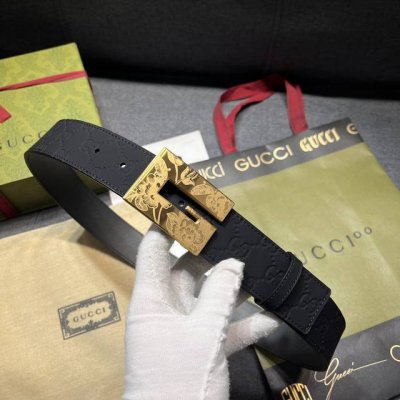 古奇 宽4.0Cm 新款 各式百搭单品继续为Gucci 早春系列添姿加彩。这款黑色腰带以Gg橡胶效果皮革匠心打造，配以方形腰带扣，为日常造型注入别样魅力