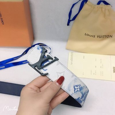 腰带皮带 Lv Shape 双面腰带为 Monogram 帆布和皮革的经典底蕴注入 Virgil Abloh 的少年心气。Lv 小伙伴形象流露谐谑意味，哑光 L