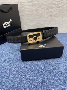 品牌 万宝龙 550 描述 双面原版皮，这款饰有带扣的腰带配以水牛皮衬里，覆以Monogram 牛皮。展现细腻的品牌特质，是牛仔裤的理想配件 字母带扣；3 5宽