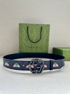 双面腰带，一侧为Gg Supreme帆布，反面一侧为树膏牛皮配以互扣式双G带扣。 乌木色Gg Supreme帆布，反面为原版树膏牛皮 金 黑 钯色金属配件 互扣