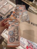 最新专柜款独家现货 品质保证 Lv多功能小丝带 可以当束发带、腕带、腰带、包带等 特别实用 这年头没有一条Twilly小丝带都不好意思拿包出门[偷笑]最近小丝带