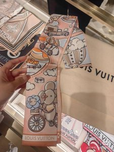 最新专柜款独家现货 品质保证 Lv多功能小丝带 可以当束发带、腕带、腰带、包带等 特别实用 这年头没有一条Twilly小丝带都不好意思拿包出门[偷笑]最近小丝带