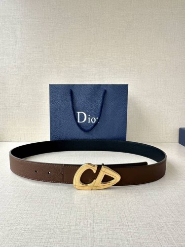 宽度3.5Cm Dior 这款黑色哑光涂漆饰面 不锈钢腰带扣是春季男装系列新品，展示 Cd30 标志，灵感源自 B30 运动鞋。可与各式 35 毫米腰带搭配，提