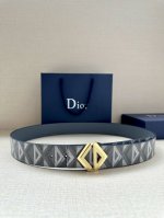 宽度4.0Cm 这款腰带扣采用全新的 Cd Diamond 标志造型 以不锈钢金属覆精心打造 可与各式 40 毫米腰带搭配 打造个性造型