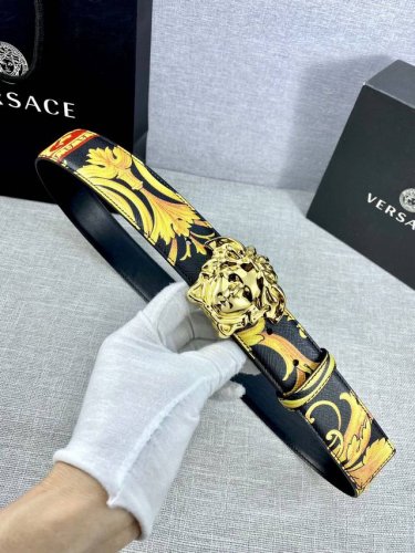 宽度4.0Cm Versace范思哲此款Palazzo腰带采用牛皮革面料制作，并饰有Le Pop Classique图案印花和标志性的美杜莎五金配件。