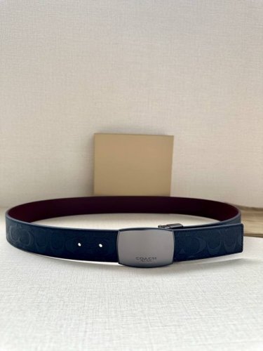 宽度3.8Cm Coach 这款两面双面腰带一面为经典花纹标志材质，另一面为精制皮革材质，配有标志性扣件，将两种外形合二为一。通过简单的说明，可用剪刀剪裁至完美