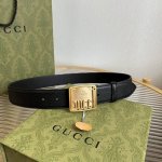 G家 宽度3.5 男士腰带 各式百搭单品继续为Gucci 2024早春系列添姿加彩。这款时尚腰带以黑色皮革匠心呈现，配以由钯金色调金属打造的Gucci铭牌腰带扣