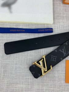 配全套包装盒 Lv 进口老花面料腰带，宽40毫米，搭配不锈钢原单钢扣，内衬小牛皮。商务服装造型的完美搭配。永恒经典，与正品零差距。