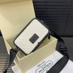 Coach 蔻驰 Wyatt20 男士斜挎单肩包 经典Logo搭配原厂工艺材质 休闲百搭 采用实物拍摄 原厂原版面料 配送礼盒 防尘袋12 X 20 Cm。