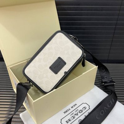 Coach 蔻驰 Wyatt20 男士斜挎单肩包 经典Logo搭配原厂工艺材质 休闲百搭 采用实物拍摄 原厂原版面料 配送礼盒 防尘袋12 X 20 Cm。