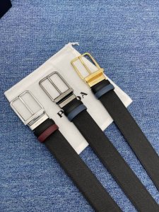 特 prada 普拉达 专柜同款 男士休闲双面用腰带 宽3.4Cm 采用光滑双面头层小牛皮 采用简约外形设计，其上以prada徽标装饰，勾勒精致细节，是prad