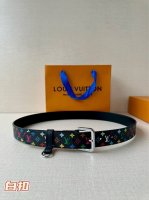 特 3.0宽 Lv X Tm Lv D环腰带以其时尚的魅力增强了各种轮廓。这款配饰属于路易威登与有影响力的日本艺术家Takashi Murakami的合作，他的
