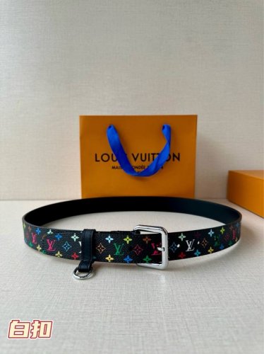 特 3.0宽 Lv X Tm Lv D环腰带以其时尚的魅力增强了各种轮廓。这款配饰属于路易威登与有影响力的日本艺术家Takashi Murakami的合作，他的