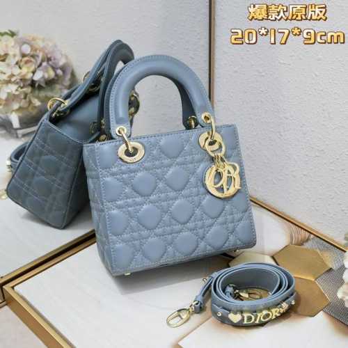 四格羊皮蓝色 My Lady 字母系列羊皮金扣 每个女人一生中一定要有一个戴妃包 Lady 不同尺Size也都各有千秋 气质优雅的戴妃包加上了可爱的徽章元素 突