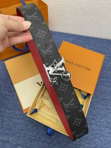 品牌Lv 4.0Cm 描述这款饰有Lv带扣的腰带配以水牛皮衬里，覆以Monogram 牛皮。展现细腻的品牌特质，是牛仔裤的理想配件 Lv字母带扣 Monogra