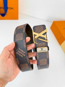 品名： Lv..路易..威登腰带皮带原单 型号：挂扣，经典纯钢材质挂扣，头层牛皮，图片实物拍摄 材料：头层牛皮，挂扣系列，纯钢材质扣头，镀钯电镀工艺永不掉色。原