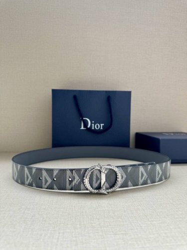 宽度3.5Cm 此款双面设计，一面采用黑色 龙腾Cd Diamond 图案帆布，另一面采用同色调光滑牛皮革。Cd Diamond 图案由马克 博昂 Marc B