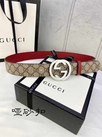 特 宽度4.0Cm Gucci 双面腰带，一侧为Gg Supreme帆布，反面一侧为枣红色头层小牛皮。配以互扣式双G带扣。 - 点击图像关闭