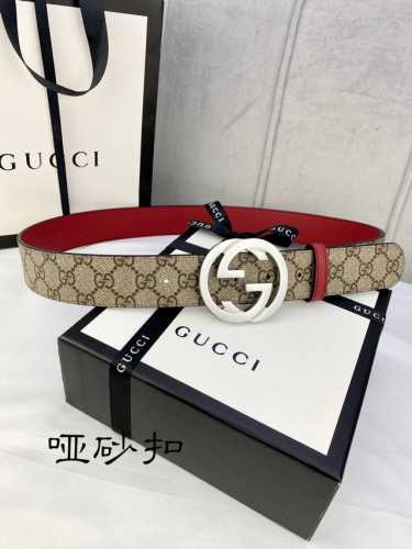 特 宽度4.0Cm Gucci 双面腰带，一侧为Gg Supreme帆布，反面一侧为枣红色头层小牛皮。配以互扣式双G带扣。