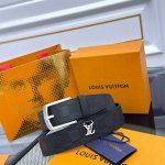 Everyday Pin 腰带为光滑皮革融入路易威登铭纹黄铜搭扣，再将精巧 Lv Initiales 装饰悬挂于束带圈之下。醒目缝线聚合视觉焦点，可轻松升级正装