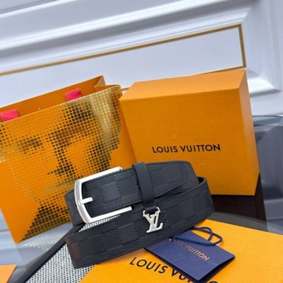 Everyday Pin 腰带为光滑皮革融入路易威登铭纹黄铜搭扣，再将精巧 Lv Initiales 装饰悬挂于束带圈之下。醒目缝线聚合视觉焦点，可轻松升级正装
