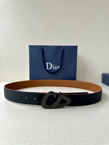 宽度3.5Cm Dior 这款黑色哑光涂漆饰面 不锈钢腰带扣是春季男装系列新品，展示 Cd30 标志，灵感源自 B30 运动鞋。可与各式 35 毫米腰带搭配，提