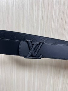 4.0宽双面进口牛皮，压花，搭配精品四叶扣。休闲，简单，时尚大方，官网对版。4.0宽压花四叶扣，