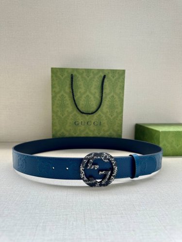 宽度4.0Cm Gucci 这款单品将品牌的过去与未来贯通在一起，以现代风格的全新设计诠释了经典设计元素。Guccio Gucci字母交织图案巧妙融入纹理和材质