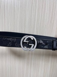 Gg Marmont系列心选迷彩大理石纹Gg帆布，为2026早春系列随处可见的主要图案之一增色添彩。 DDD 黑色和灰色迷彩大理石纹Gg帆布 DDD 黑色皮革滚