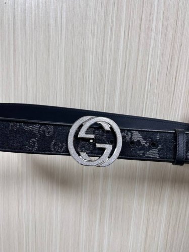 Gg Marmont系列心选迷彩大理石纹Gg帆布，为2026早春系列随处可见的主要图案之一增色添彩。 DDD 黑色和灰色迷彩大理石纹Gg帆布 DDD 黑色皮革滚