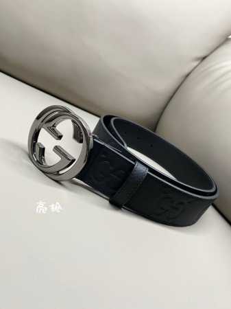 Gg 4.0宽典藏设计中的标志性元素于 早秋系列焕发新意。这款腰带选用黑色超级双G皮革打造，互扣式双G银色调配件更添个性魅力。 - 点击图像关闭