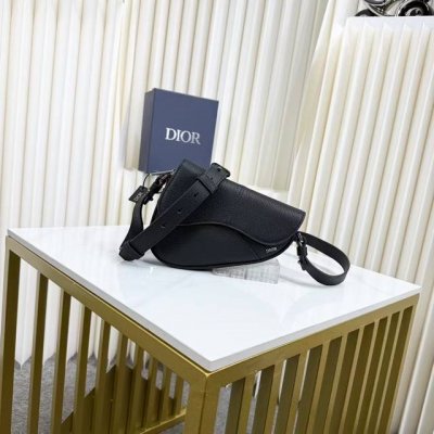 市场最高版本 原单品质 正品打版 迷你马鞍包 黑色 Dior Icons 牛皮革 编号: 2Adca543Ken_H00N 这款马鞍包于迪奥二零二五夏季男装系列