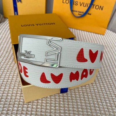 寬40Mm 同步新款！Lv Shape雙面腰帶以全新togo荔枝紋小牛皮 壓花絲印而成的藍色大logo圖案 搭配亮光lv Shape搭扣 外形時尚.正裝和便裝皆