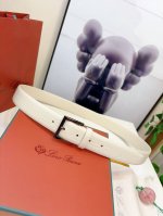 Loro Piana诺悠翩雅腰带以牛皮制成，具有丝滑柔软的哑光效果。搭配精致装束的理想之选。Loro Piana 标识的镀钯饰面金属方扣，3.5㎝宽