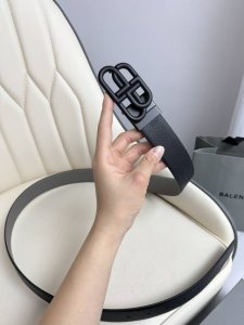巴黎世家 Balenciaga 宽度3.5Cm 是法国的奢侈品牌，作为时尚界最具影响力品牌之一的地位。设计师源于：都市时尚潮流独特的设计风格，采用进口小牛皮制作