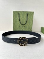 Gucci 宽度4.0Cm 早春系列透过现代视角焕新诠释品牌经典元素。这款腰带以牛皮革匠心打造，巧妙缀饰互扣式双G搭扣，搭配嵌花牛皮革。这款腰带正面以灰色牛皮革