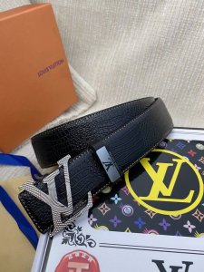 品名：Lv..路易..威登原单 材质：原单牛皮腰带 百分百头层牛皮腰带保证真皮，24K纯钢扣，专柜原单品质、做工精细，时尚大牌，送人自用首选 包装： 请认准如图