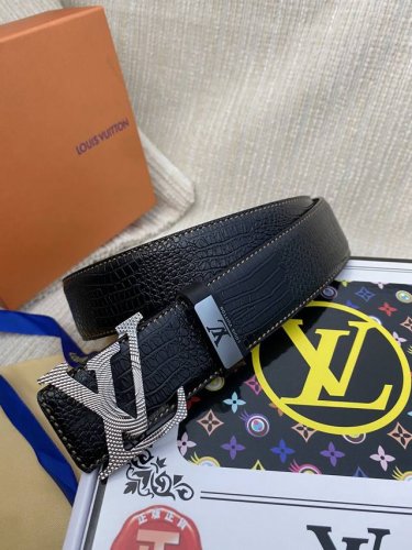 品名：Lv..路易..威登原单 材质：原单牛皮腰带 百分百头层牛皮腰带保证真皮，24K纯钢扣，专柜原单品质、做工精细，时尚大牌，送人自用首选 包装： 请认准如图