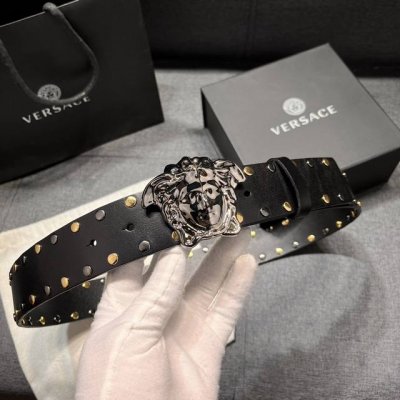 特 范思哲 宽4.0Cm 新款 皮革腰带，以经典 Versace 美杜莎头像装饰，皮带配有闪亮双色五金，增添造型魅力。完美时尚必备单品。