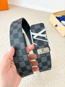 品名： Lv..路易..威登腰带皮带原单 型号：挂扣，经典纯钢材质挂扣，头层牛皮，图片实物拍摄 材料：头层牛皮，挂扣系列，纯钢材质扣头，钯镀电镀工艺永不掉色。原