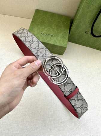 宽度4.0Cm Gucci 最新款双面腰带，一侧为Gg Supreme帆布，反面一侧为枣红色头层小牛皮。配以互扣式镶钻双G扣头采用真空电镀 - 点击图像关闭