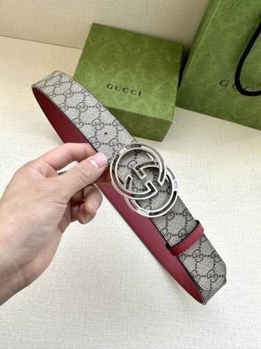 宽度4.0Cm Gucci 最新款双面腰带，一侧为Gg Supreme帆布，反面一侧为枣红色头层小牛皮。配以互扣式镶钻双G扣头采用真空电镀