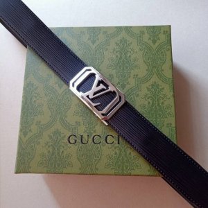 品牌:路易威登 价格:特 尺寸:带宽34Mm 正品尺寸 五金材质:专柜精品扣，真空电镀，工艺精细 带身材质:天然头层牛皮.质感十