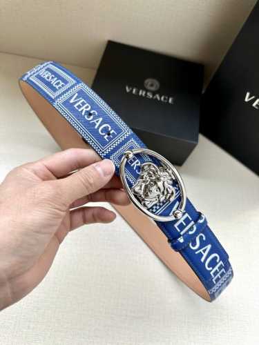 特 P220 宽度3.8Cm V E R S A C E 范思哲 这款柔软头层皮饰带搭配一枚椭圆形美杜莎带扣。腰带饰有一枚金属圈环，宛如点睛之笔，本季标志性的V