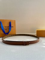 女款 2.0宽 本款 Lv Iconic 双面腰带以纤细剪裁迎接新季，搭配标志性 Iconic 搭扣，无论展现 Monogram Reverse 帆布或素雅牛皮