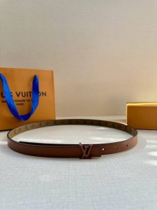 女款 2.0宽 本款 Lv Iconic 双面腰带以纤细剪裁迎接新季，搭配标志性 Iconic 搭扣，无论展现 Monogram Reverse 帆布或素雅牛皮